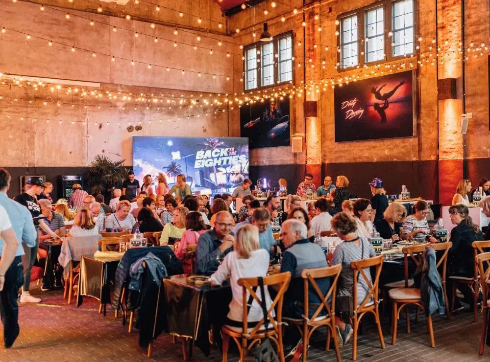 Dinner unter Lichterketten in der Maschinenhalle
